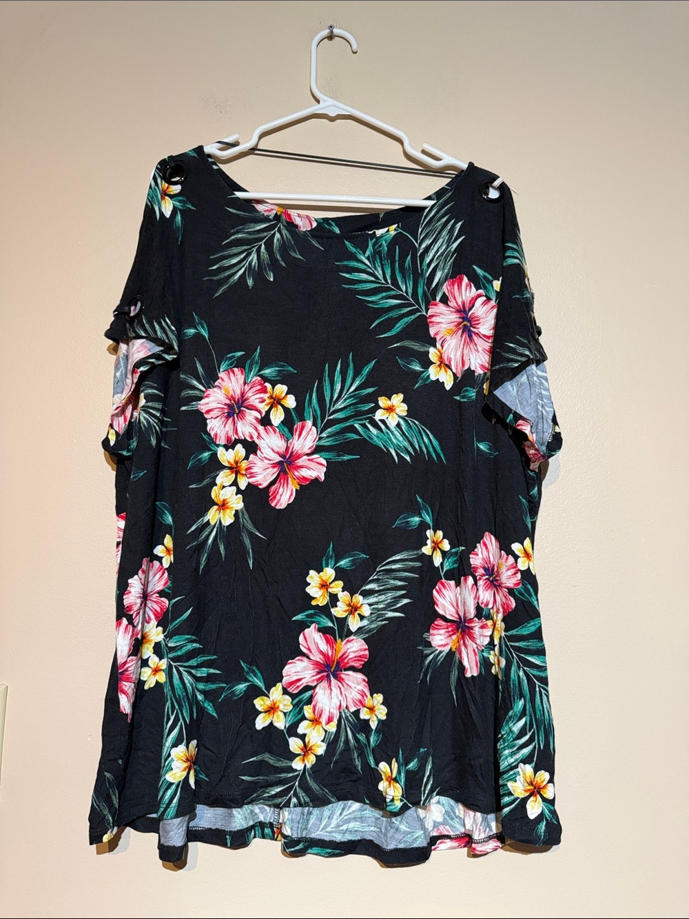 Cable & Gauge Black Floral Scoop Neck Top